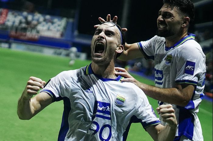 Andrew Jung saat selebrasi dalam laga True Bangkok United Vs Persib Bandung pada pertandingan kedua Grup G AFC Champions League Two 2025/2026, di Stadion Pathum Thani, Thailand, Rabu (1/10/2025) pukul 19.15 WIB.
