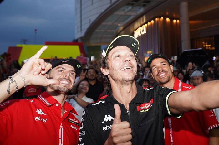 Valentino Rossi (tengah) bersama dua pembalap Pertamina Enduro VR46, Fabio Di Giannantonio (kiri) dan Franco Morbidelli dalam sesi Meet & Greet di The Crystal Senayan City, Jakarta, Selasa (30/9/2025).