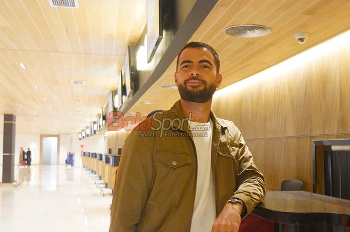 Bek Timnas Indonesia, Jordi Amat, saat ditemui  di Terminal 2F Bandara Soekarno Hatta, Tangerang, Banten, Kamis (2/10/2025).