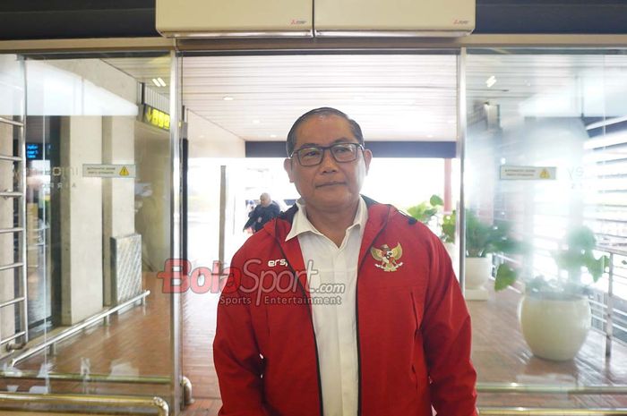 Kepala Badan Tim Nasional Indonesia, Sumardji, sedang memberikan keterangan kepada awak media di Terminal 2F Bandara Soekarno Hatta, Tangerang, Banten, Kamis (2/10/2025).