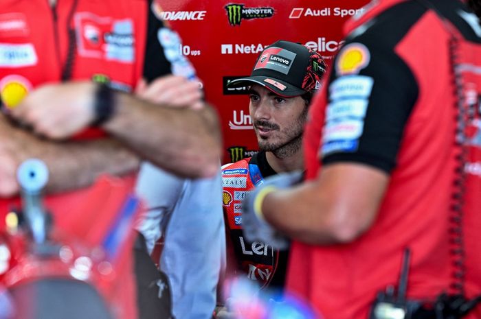 Pembalap Ducati Lenovo, Francesco Bagnaia, sedang melakukan persiapan Free Practice MotoGP Indonesia 2025 di Sirkuit Mandalika, Jumat (3/10/2025).