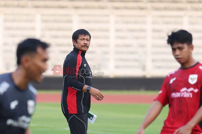 Pelatih Timnas U-22 Indonesia, Indra Sjafri, sedang memantau para pemainnya di Stadion Madya, Senayan, Jakarta, Jumat (3/10/2025).