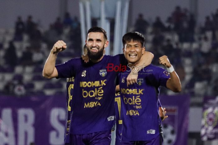 Javlon Guseynov (kiri) sedang merayakan gol yang dicetak rekannya bernama Ahman Nur Hardianto (kanan) dalam laga pekan keempat Super League 2025/2026 antara Persita Tangerang versus Semen Padang di Stadion Indomilk Arena, Tangerang, Banten, Sabtu (4/10/2025).