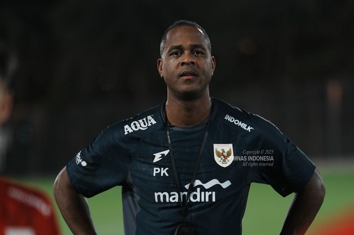 Pelatih Timnas Indonesia Patrick Kluivert saat memimpin latihan perdana skuad Garuda jelang putaran keempat Kualifikasi Piala Dunia 2026, di Arab Saudi, Jumat (3/10/2025).