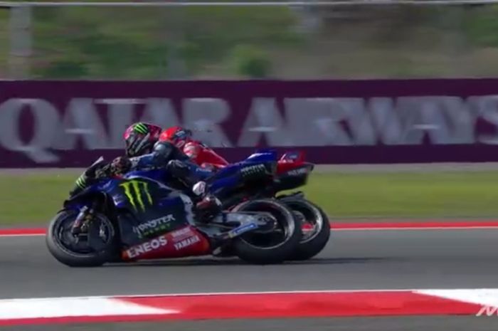 Marc Marquez (Ducati Lenovo) memaksa Alex Rins (Monster Energy Yamaha) melebar pada lap pertama sprint MotoGP Indonesia 2035 di Sirkuit Mandalika, Lombok, Nusa Tenggara Barat, Sabtu (4/10/2025).
