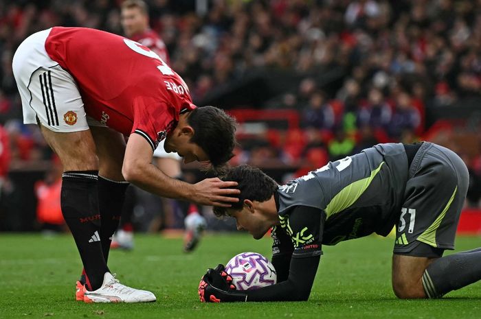 Kiper legendaris Man United, Peter Schmeichel, menjilat ludahnya sendiri usai memuji penampilan Senne Lammens (kanan).