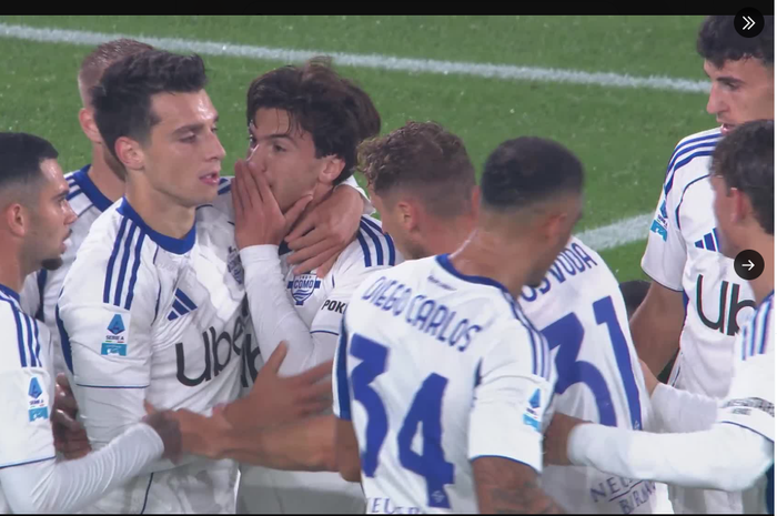 Para pemain Como 1907 merayakan gol Maximo Perrone ke gawang Atalanta pada  pertandingan Liga Italia di Gewiss Stadium (4/10/2025).