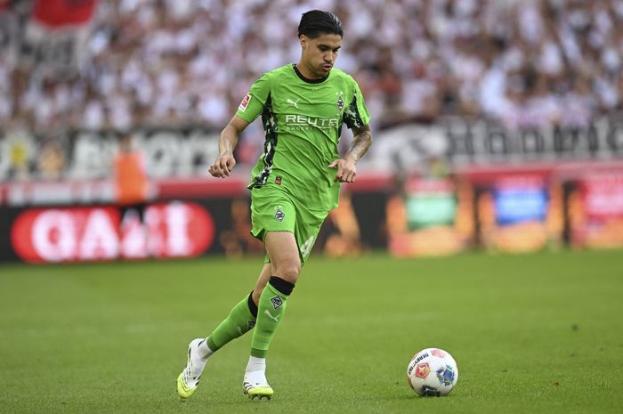 Aksi bek timnas Indonesia, Kevin Diks, saat memperkuat Borussia Moenchengladbach di pentas Bundesliga.