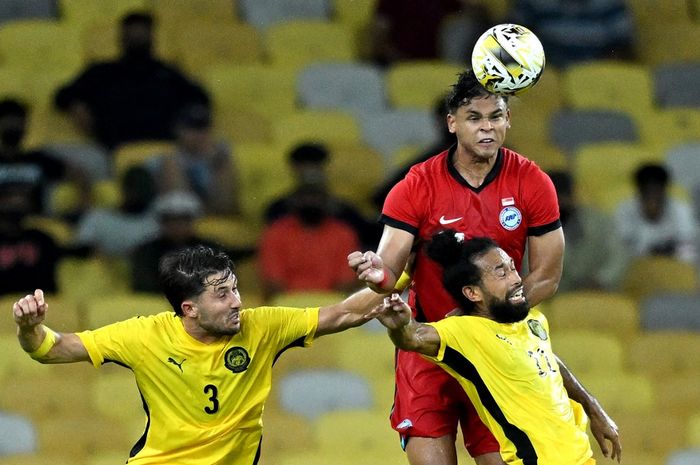 Facundo Garces (kiri) saat membela timnas Malaysia menghadapi Singapura pada laga uji coba di Stadion Bukit Jalil (4/9/2025). Garces tersandung kasus pemain ilegal karena kakeknya ternyata lahir di Argentina, bukan di Malaysia.