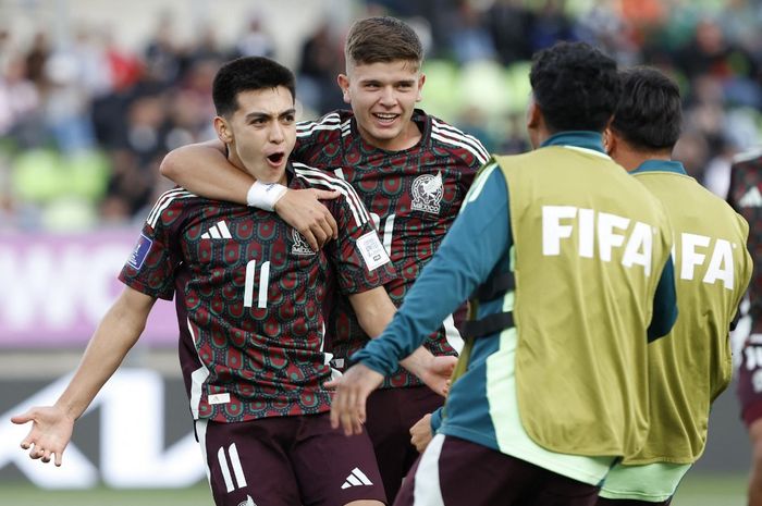 Wonderkid yang masih berusia 16 tahun, Gilberto Mora (kiri), selalu menyumbang gol atau assist dalam 4 pertandingan Meksiko di Piala Dunia U-20 2025.