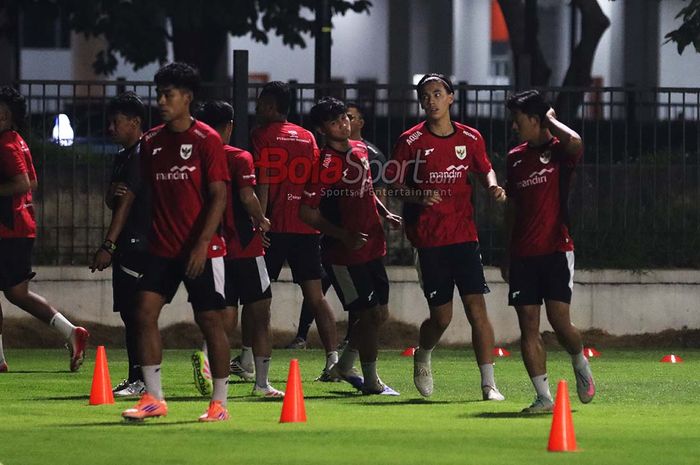 Dion Markx (tengah) sedang berlatih bersama Timnas U-22 Indonesia di Lapangan A, Senayan, Jakarta, Rabu (8/10/2025).