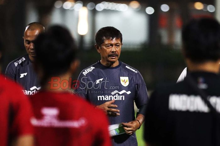 Pelatih Timnas U-22 Indonesia, Indra Sjafri, sedang memberikan intruksi kepada para pemainnya di Lapangan A, Senayan, Jakarta, Rabu (8/10/2025).