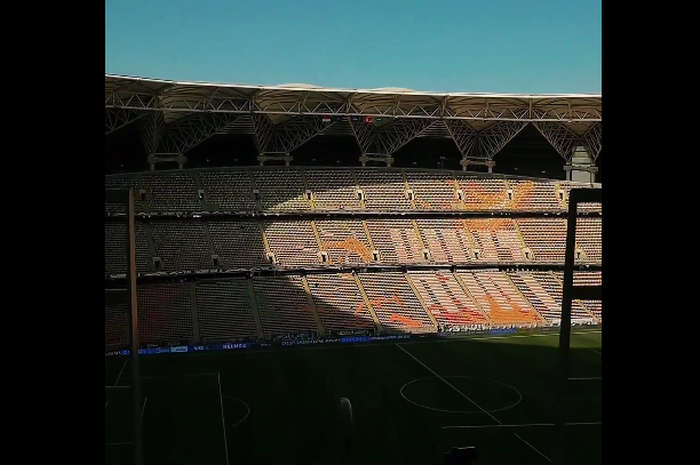 Tulisan raksasa terpampang di stadion penggelar laga timnas Arab Saudi vs timnas Indonesia pada Kualifikasi Piala Dunia 2026 di King Abdullah Sports City, Jeddah (8/10/2025).