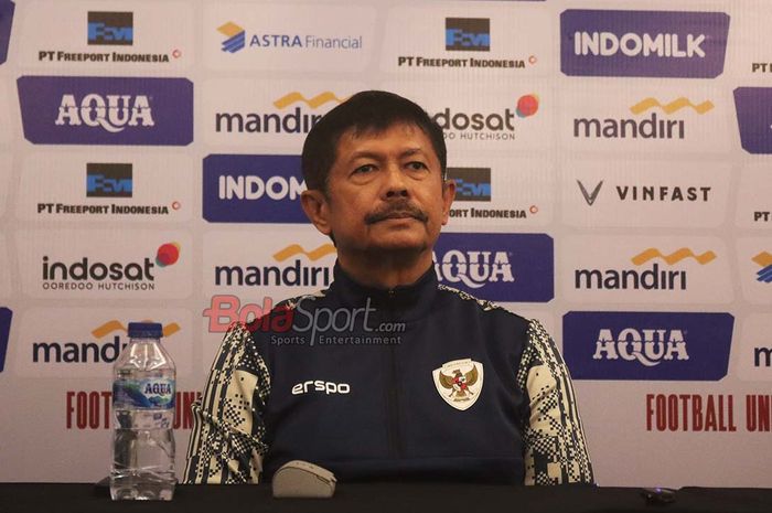 Pelatih Timnas U-22 Indonesia, Indra Sjafri, sedang memberikan keterangan kepada awak media di Hotel Le Meridien, Jakarta, Kamis (9/10/2025).