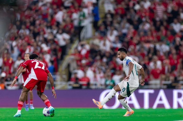 Duel Yakob Sayuri dan Salem Al Dawsari dalam laga timnas Indonesia Vs Arab Saudi pada Kualifikasi Piala Dunia 2026 putaran keempat grup B di Stadion King Abdullah Sports City, Jeddah, Rabu (8/10/2025).