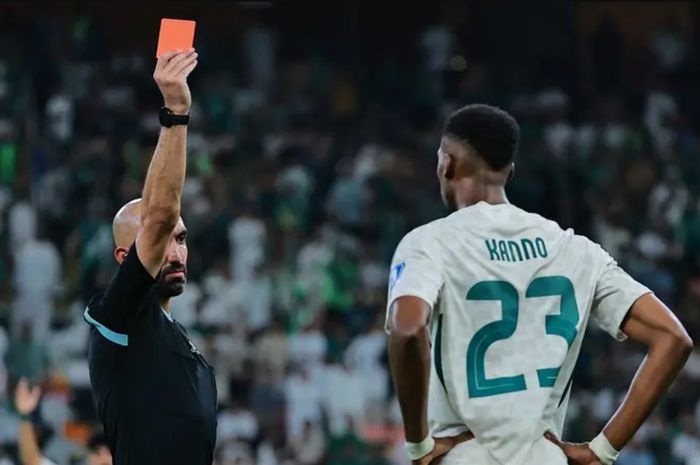 Momen gelandang Timnas Arab Saudi, Mohamed Kanno, diganjar kartu merah saat melawan Timnas Indonesia, Kamis (9/10/2025) dini hari WIB.