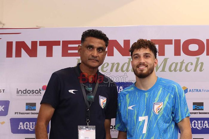 Pelatih Timnas U-22 India, Naushad Moosa (kiri), dan pemainnya bernama Sohail Ahmed sedang berfoto bersama seusai sesi jumpa pers di Stadion Madya, Senayan, Jakarta, Jumat (10/10/2025).