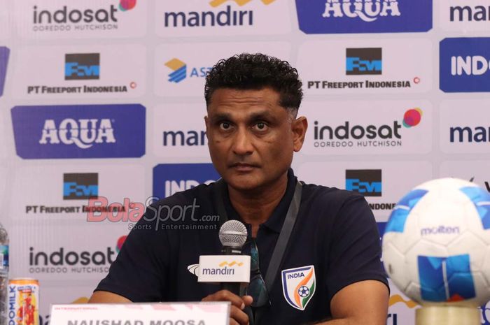 Pelatih Timnas U-22 India, Naushad Moosa, sedang memberikan keterangan kepada awak media di Stadion Madya, Senayan, Jakarta, Jumat (10/10/2025).