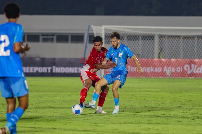 Muhammad Ferarri (kiri) sedang berebut bola dengan Suhail Ahmad Bhat (kanan) dalam laga uji coba antara Timnas U-22 Indonesia versus Timnas U-22 India di Stadion Madya, Senayan, Jakarta, Jumat (10/10/2025).