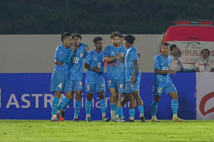 Suhail Ahmad Bhat sedang merayakan gol bersama rekan-rekannya dalam laga uji coba antara Timnas U-22 Indonesia versus Timnas U-22 India di Stadion Madya, Senayan, Jakarta, Jumat (10/10/2025).