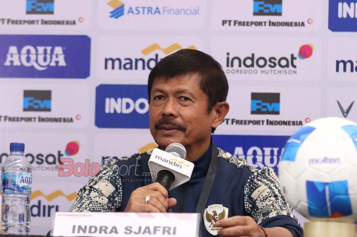 Pelatih Timnas U-22 Indonesia, Indra Sjafri, sedang memberikan keterangan kepada awak media di Stadion Madya, Senayan, Jakarta, Jumat (10/10/2025).