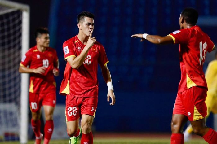 Selebrasi penyerang Timnas Vietnam Nguyen Tien Linh usai mencetak gol ke gawang Nepal dalam pertandingan Kualifikasi Piala Asia 2027.