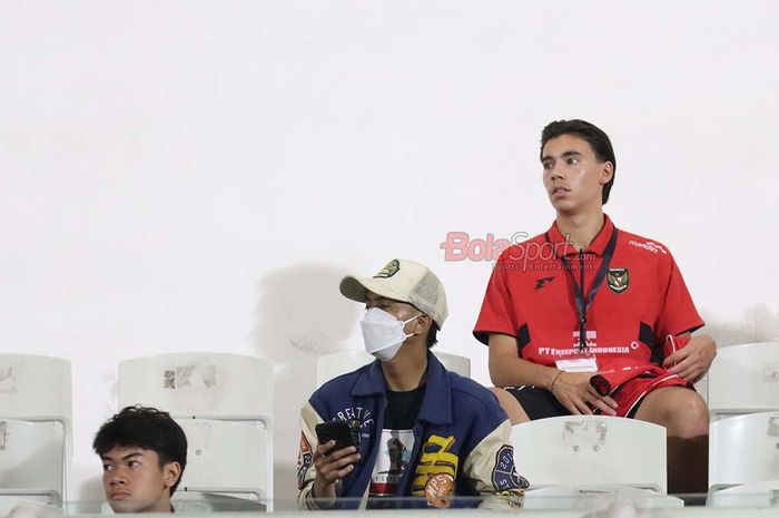 Dion Markx (kanan) tampak berada pada bangku penonton dalam laga uji coba antara Timnas U-22 Indonesia versus Timnas U-22 India di Stadion Madya, Senayan, Jakarta, Jumat (10/10/2025).