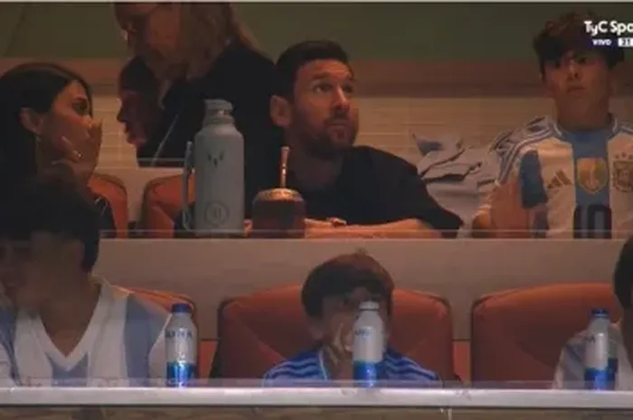 Lionel Messi menyaksikan rekannya bertanding dari tribun saat timnas Argentina menghadapi Venezuela di Hard Rock Stadium, Miami (10/10/2025).