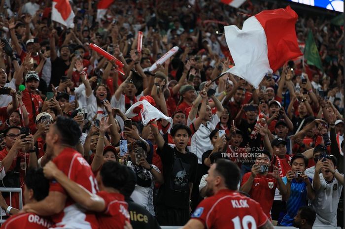 Pemain timnas Indonesia merayakan gol dengan suporter saat bertanding melawan Arab Saudi, Kamis (9/10/2025).
