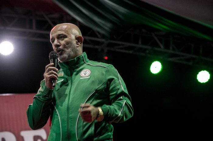 Pelatih Sudan Selatan, Nicolas Dupuis, mendapat skors dari federasinya, SSFA, usai dibantai Senegal di Kualifikasi Piala Dunia 2026 zona Afrika.