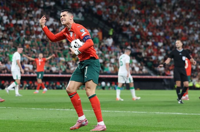 Kapten Timnas Portugal, Cristiano Ronaldo, memberikan gestur kepada pendukung di Stadion Jose Alvalade.