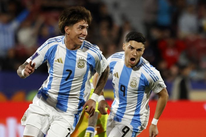 Jebolan Piala Dunia U-17 2023 di Indonesia, Maher Carrizo (7), mencetak gol untuk membawa Argentina mengalahkan Meksiko di babak perempat final Piala Dunia U-20 2025, Minggu (12/10/2025) WIB di Santiago.