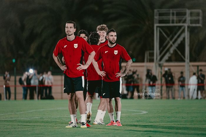 Calvin Verdonk (kanan) saat menjalani sesi latihan dengan pemain timnas Indonesia, Jumat (10/10/2025).