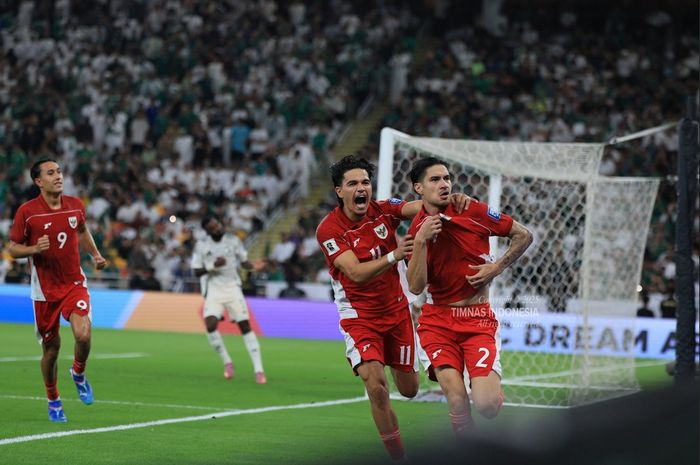 Kevin Diks dan Ragnar Oratmangoen melakukan selebrasi setelah timnas Indonesia mencetak gol ke gawang Arab Saudi, Kamis (9/10/2025).