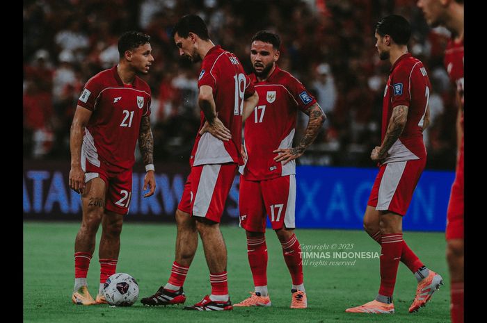 Aksi Dean James, Calvin Verdonk, Thom Haye dan Kevin Diks saat membela Timnas Indonesia dalam laga kontra vs Irak pada partai Grup B Kualifikasi Piala Dunia 2026 zona Asia, Minggu (12/10/2025) dini hari.