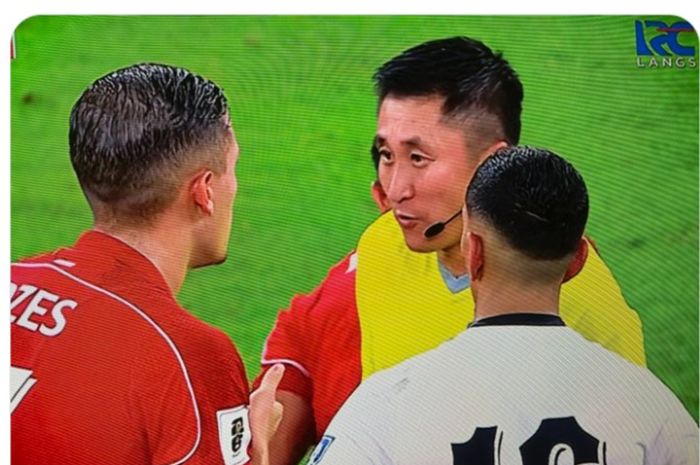 Jay Idzes memprotes wasit Ma Ning dalam laga Indonesia versus Irak pada Kualifikasi Piala Dunia 2026.