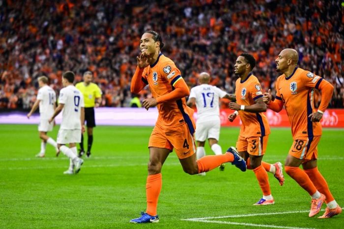 Virgil van Dijk merayakan gol ke gawang Finlandia pada lanjutan Kualifikasi Piala Dunia 2026.