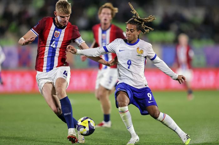 Penyerang jebolan Piala Dunia U-17 2023 di Indonesia, Saimon Bouabre (kanan), memborong gol yang membawa Prancis lolos ke semifinal Piala Dunia U-20 2025 setelah mengalahkan Norwegia 2-1 di babak perempat final, Minggu (12/10/2025) di Valparaiso.