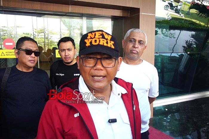 Kepala Badan Tim Nasional sekaligus Manajer Timnas Indonesia, Sumardji, sedang memberikan keterangan kepada awak media di Terminal 3 VIP Bandara Soekarno Hatta, Tangerang, Banten, Senin (13/10/2025).