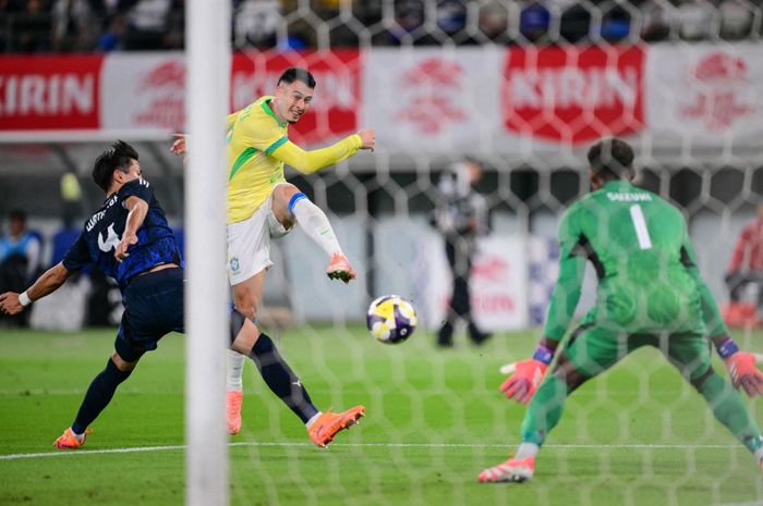 Gabriel Martinelli melepaskan tembakan ke gawang saat timnas Brasil hadapi Jepang dalam laga uji coba internasional di Chofu (14/10/2025).