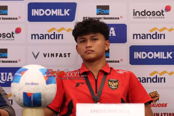 Pemain Timnas U-23 Indonesia, Hokky Caraka, sedang memberikan keterangan kepada awak media  di Stadion Madya, Senayan, Jakarta, Senin (13/10/2025).