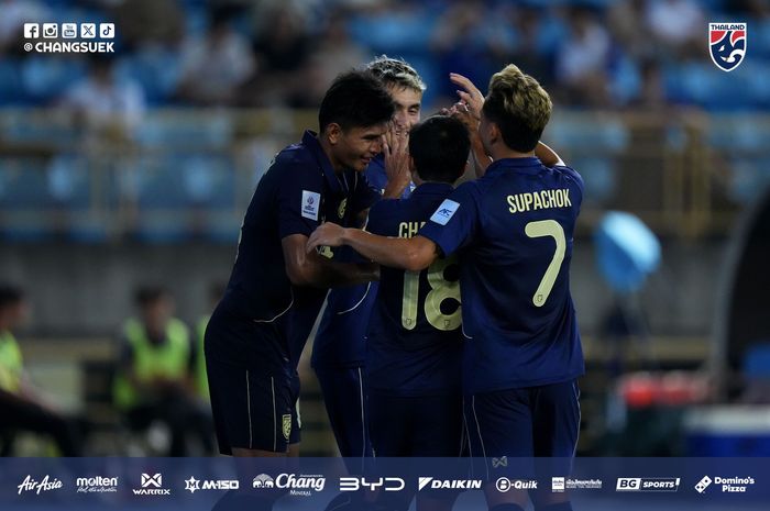 Selebrasi para pemain Timnas Thailand usai mencetak gol ke gawang Timnas Taiwan.