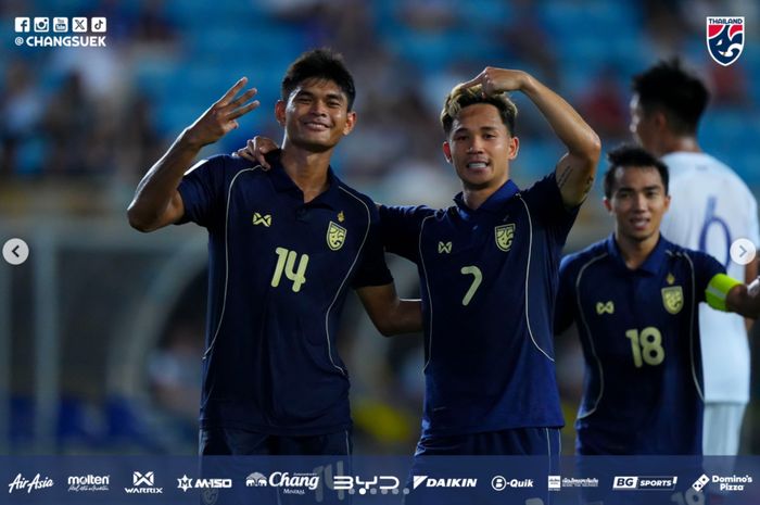 Para pemain Thailand saat selebrasi seusai cetak gol ke gawang Taiwan dalam leg kedua laga keempat Grup D Kualifikasi Piala Asia 2027, di Taipe Municippal Stadium, Taiwan, Selasa (14/10/2025).