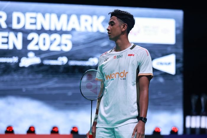 Pebulu tangkis tunggal putra Indonesia, Alwi Farhan, pada babak pertama Denmark Open 2025 di Jyske Bank Arena, Odense, Denmark, Selasa (14/10/2025).