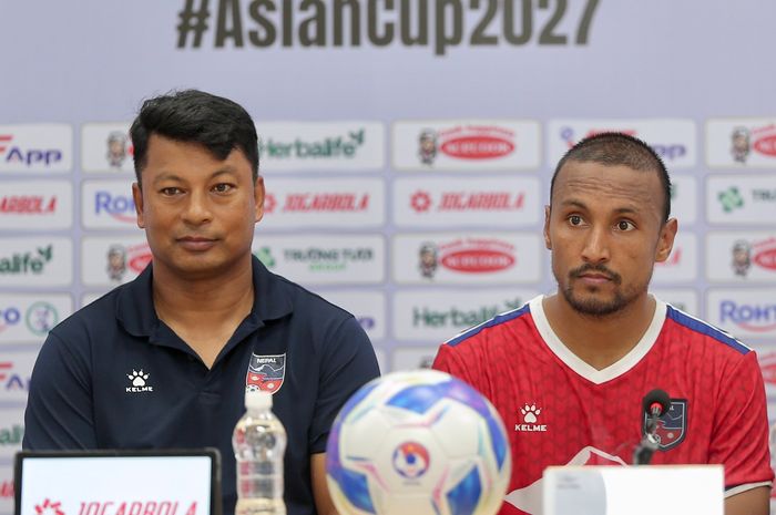 Asisten pelatih Timnas Nepal Salyan Khadgi bersama pemain bintangnya Rohit Chand saat konferensi pers usai melawan Vietnam di Kualifikasi Piala Asia 2027.
