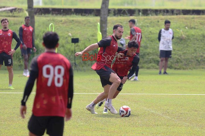Jordi Amat (kiri) sedang menguasai bola dan dibayangi Figo Dennis (kanan) dalam latihan Persija Jakarta di Lapangan Nirwana Park, Sawangan, Jawa Barat, Rabu (15/10/2025).