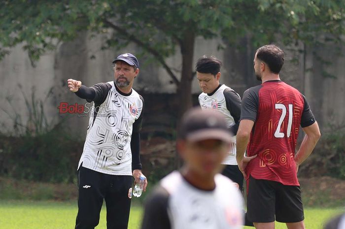 Pelatih Persija Jakarta, Mauricio Souza (kiri), sedang memberikan intruksi kepada para pemainnya saat berlatih di Lapangan Nirwana Park, Sawangan, Jawa Barat, Rabu (15/10/2025).