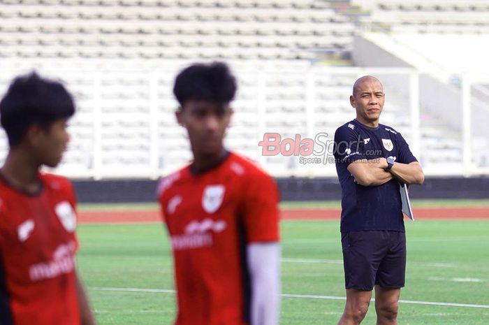 Pelatih Timnas U-17 Indonesia, Nova Arianto (kanan), sedang memantau para pemainnya di Stadion Madya, Senayan, Jakarta, Rabu (15/10/2025).