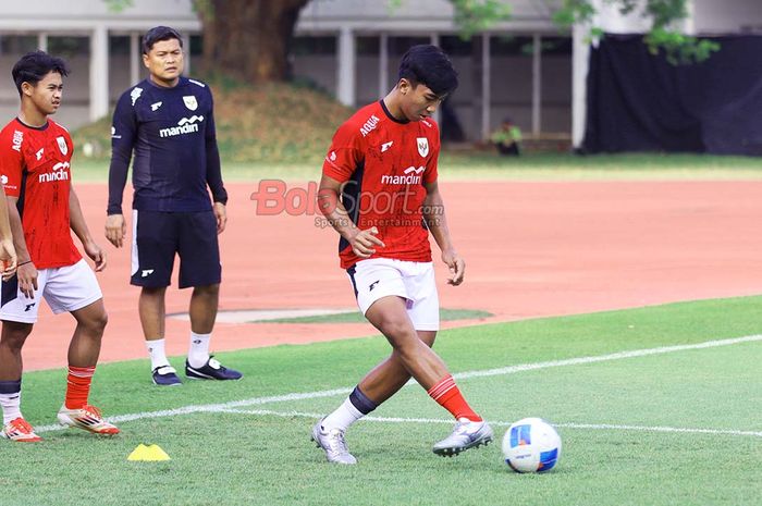 Pemain Timnas U-17 Indonesia, I Putu Panji, sedang menguasai bola dalam sesi latihan di Stadion Madya, Senayan, Jakarta, Rabu (15/10/2025).