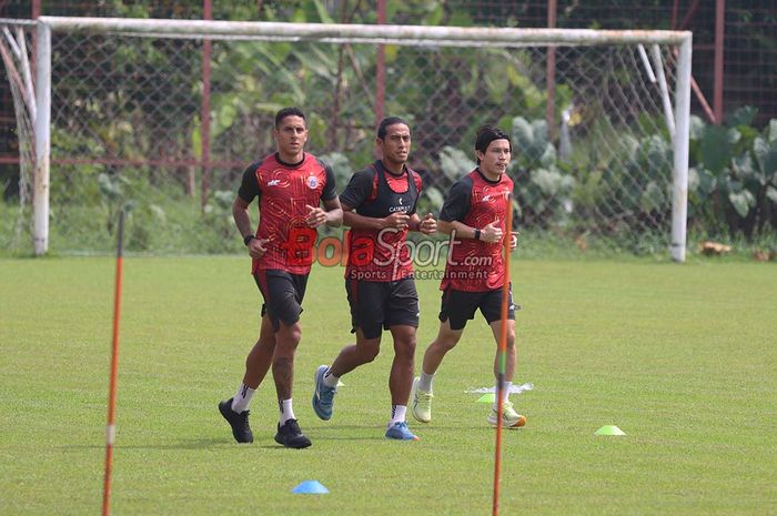 Bruno Tubarao (kiri), Hanif Sjahbandi (tengah), dan Ryo Matsumura (kanan) tampak berlatih terpisah dalam latihan Persija Jakarta di Lapangan Nirwana Park, Sawangan, Jawa Barat, Rabu (15/10/2025).